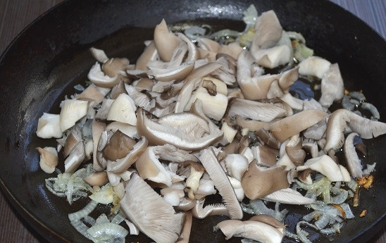 1. Этап. Вешенки в соусе: 6. Добавляем грибы.