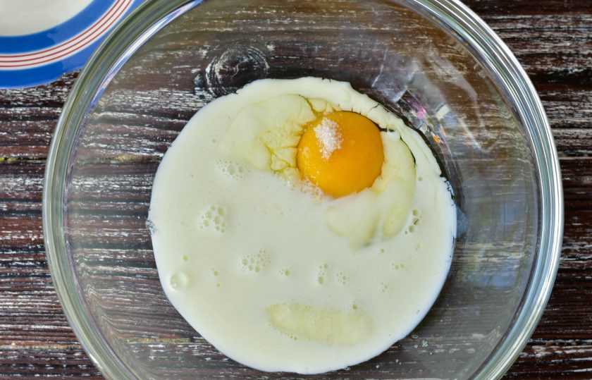 1. Этап. Норвежские вафли: Влейте молоко.