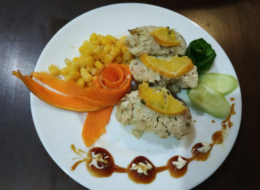 1. Этап. Емелина щука: Порежьте рыбку порционными кусочками и можно подавать к столу.