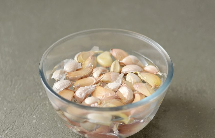 1. Этап. Маринованный чеснок с медом: После очистите зубчики от шелухи.