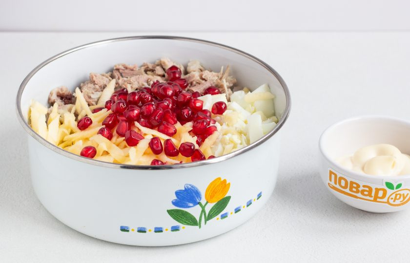 1. Этап. Салат Гранатовый: Добавьте зерна граната, заправьте майонезом и посолите по вкусу.