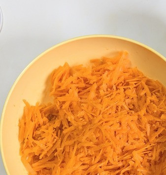1. Этап. Морковные булочки Гулеродсбруд: Морковь почистить и натереть на тёрке.