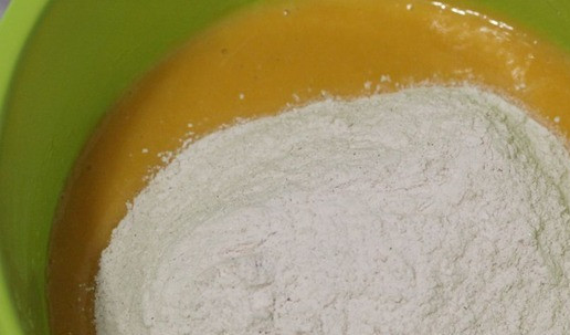 1. Этап. Тыквенные маффины с черникой: Всыпать мучную смесь в миску.