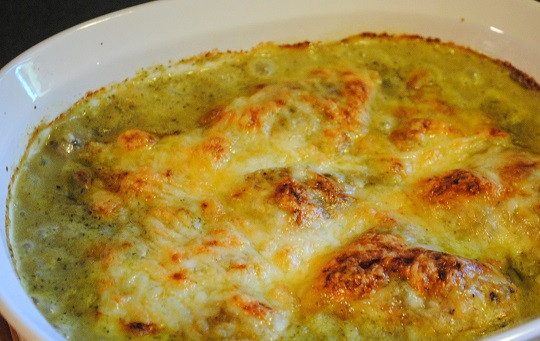 1. Этап. Филе курицы в сметанном соусе: 4. Когда у филе курицы в сметанном соусе в домашних условиях образуется румяная корочка, блюдо можно доставать из духовки.