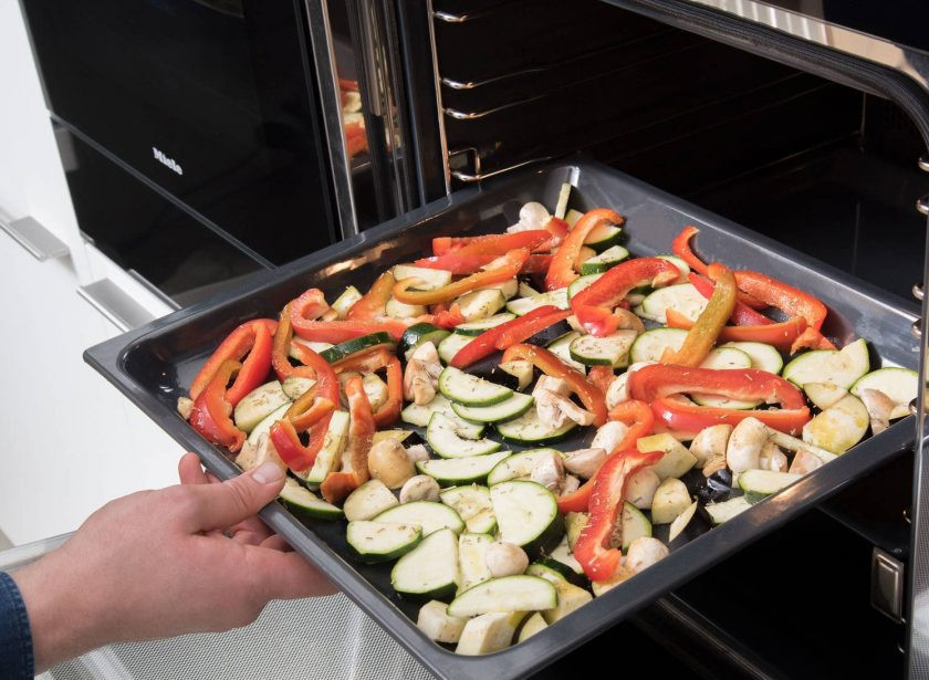 1. Этап. Паста-салат с Песто: 3. Затем овощи выложите на противень. Посыпьте их солью и перцем, а также сбрызните маслом. Добавьте немного розмарина. Отправьте продукты запекаться на 20 минут в духовку при 200 градусах.