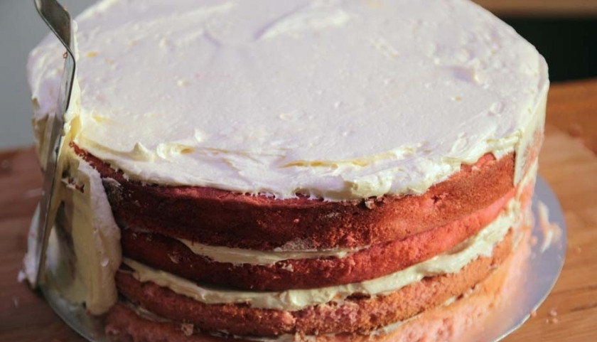 1. Этап. Торт за 20 минут: 2. Каждый корж промазываем кремом, наслаиваем коржи друг на друга, смазываем также по сторонам и сверху.