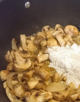 1. Этап. Турецкий грибной суп: Варить 3-4 минуты. Добавить муку. Посолить, поперчить. Добавить воду. Тушить после закипания 15 минут.