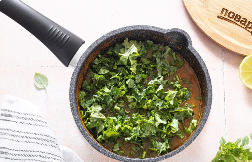 1. Этап. Суп с чечевицей: Добавьте мелко порезанный кейл и сок лайма по вкусу. Перемешайте еще раз.