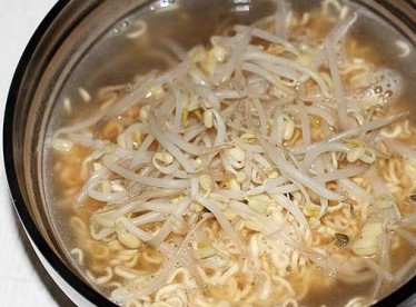 1. Этап. Суп Рамен: Лапшу быстрого приготовления выкладываем в тарелку и заливаем горячим бульоном на 5 минут.