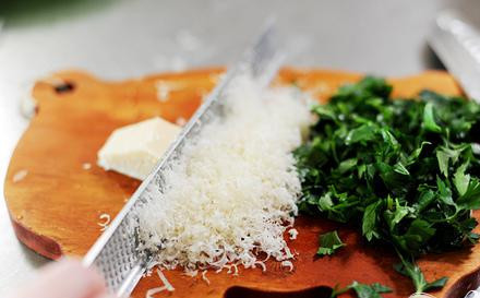 1. Этап. Запеченные макароны с лимоном: Мелко покрошить зелень и сыр.