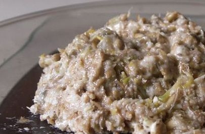 1. Этап. Щи московские: Перекручиваем зерна с ростками через мясорубку. Для щей нам понадобится по столовой ложке ячменного и ржаного солода. Остальное можно заморозить.