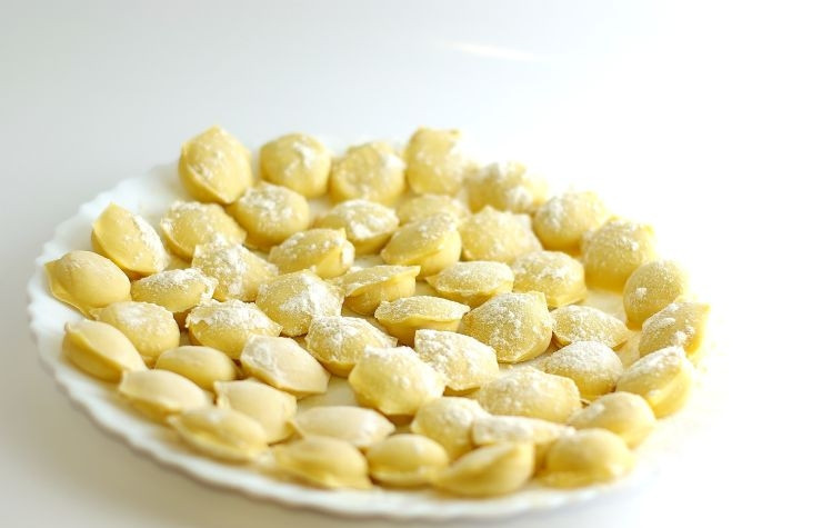 1. Этап. Домашние пельмени: Переворачиваем форму и тресем ее. Некоторые пельмени выпадут сами, некоторым нужно будет помочь пальцем. Пельмени складываем на блюдо. Часть замораживаем, а часть готовим сразу.