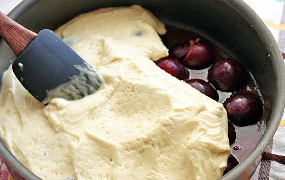 1. Этап. Сливовый пирог перевертыш: 7. Сверху выкладываем наше тесто, равномерно распределяя его по всей поверхности. Бока формы можно смазать маслом.