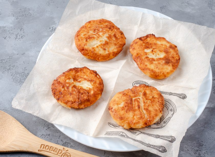 1. Этап. Сырники из обезжиренного творога: Жарьте сырники в растительном масле на среднем огне с двух сторон до готовности. Выложите на бумажное полотенце, чтобы снять излишки жира.