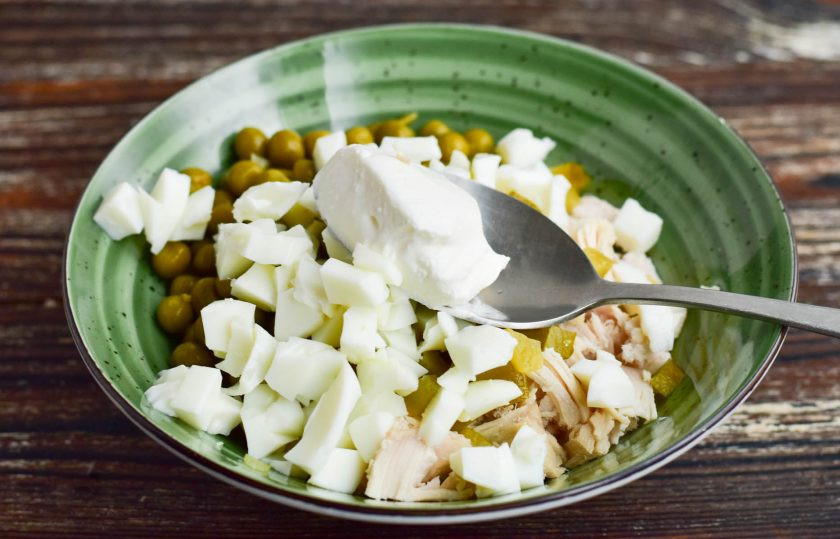 1. Этап. Оливье для диабетиков: В миске соедините все ингредиенты. Добавьте горошек и сметану. Хорошо все перемешайте.