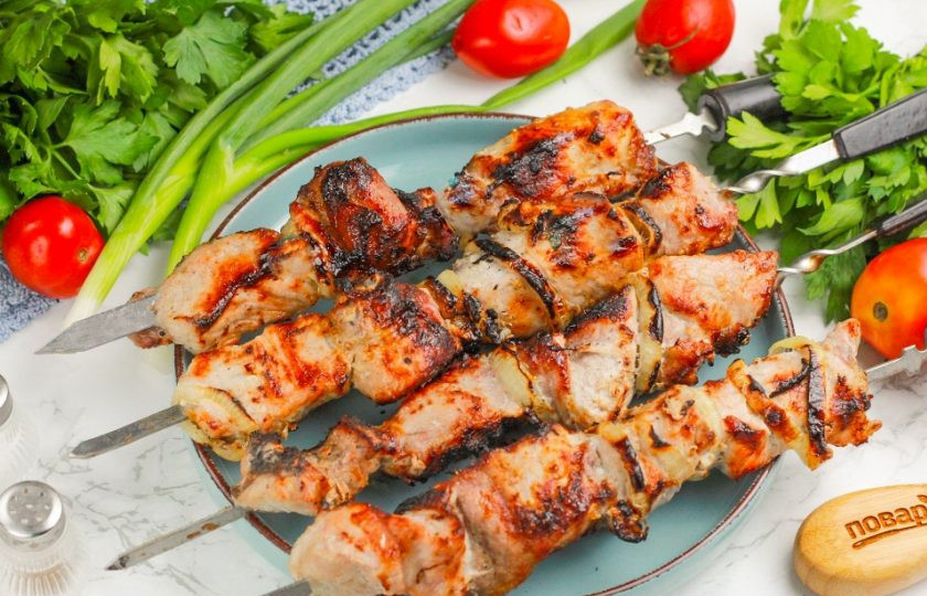 1. Этап. Шашлык из свинины в луковом маринаде: Разожгите угли в мангале или гриле и обжарьте шашлык из свинины примерно 20-25 минут до румяности, поворачивая шампура время от времени.