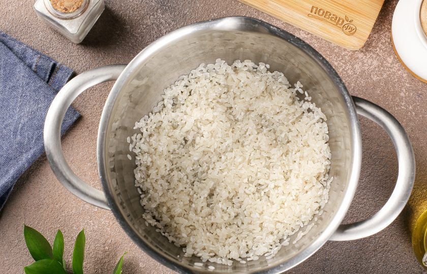 1. Этап. Рисовые оладьи с творогом: Рис промойте, залейте водой в соотношении 1 к 1,5 и после закипания варите на минимальном огне 15 минут.