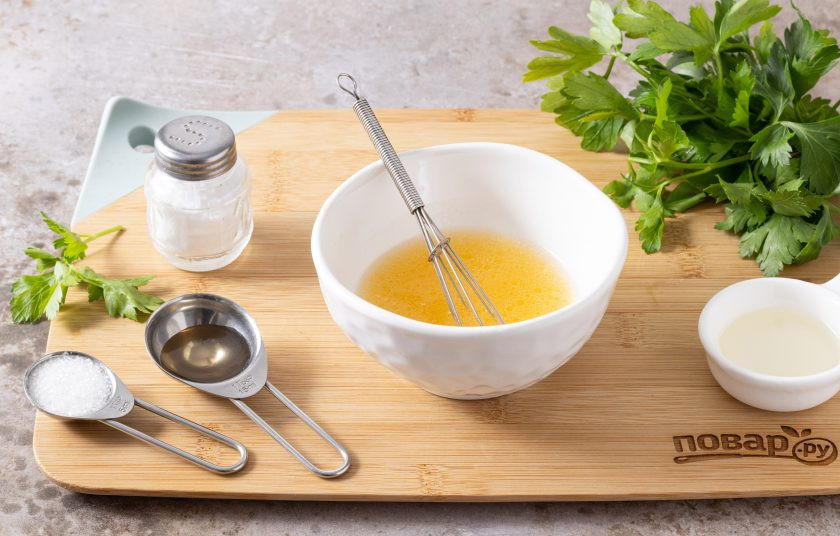 1. Этап. Салат из сырой свеклы: Добавьте яблочный уксус, растительное масло, соль и сахар. Все перемешайте венчиком.