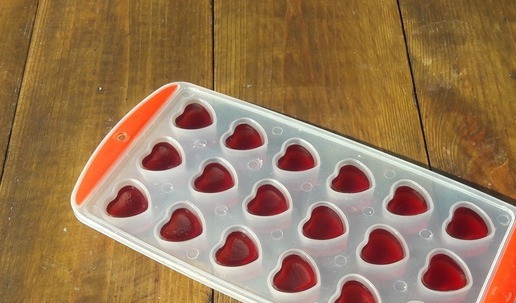 1. Этап. Вишневый мармелад из сока: Смешиваем в кастрюльке сок, воду, мёд, добавляем желатин и нагреваем до начала кипения, не кипятим!!! Мешаем непрерывно, до полного растворения желатина. Разливаем по формочкам (у меня формочки для льда в форме сердца) и ставим охлаждаться в холодильник на 2 часа.