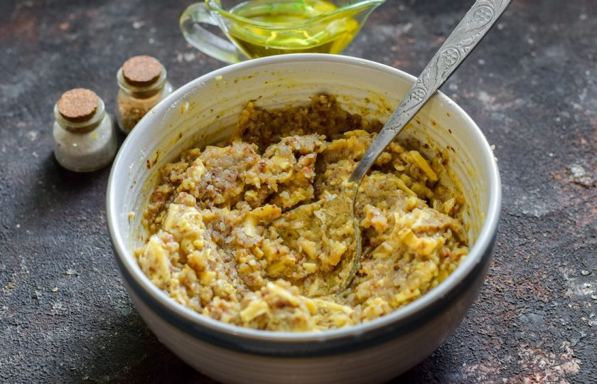 1. Этап. Гречневые котлеты с сыром: Хорошо перемешайте все.