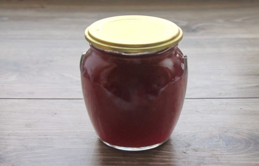 1. Этап. Самогон на гранате: Соедините самогон со свежевыжатым соком, всыпьте сахар и перемешайте до полного растворения. Плотно закройте и уберите в темное место на 10 дней. Затем перелейте в бутылки, охладите и подавайте к столу.