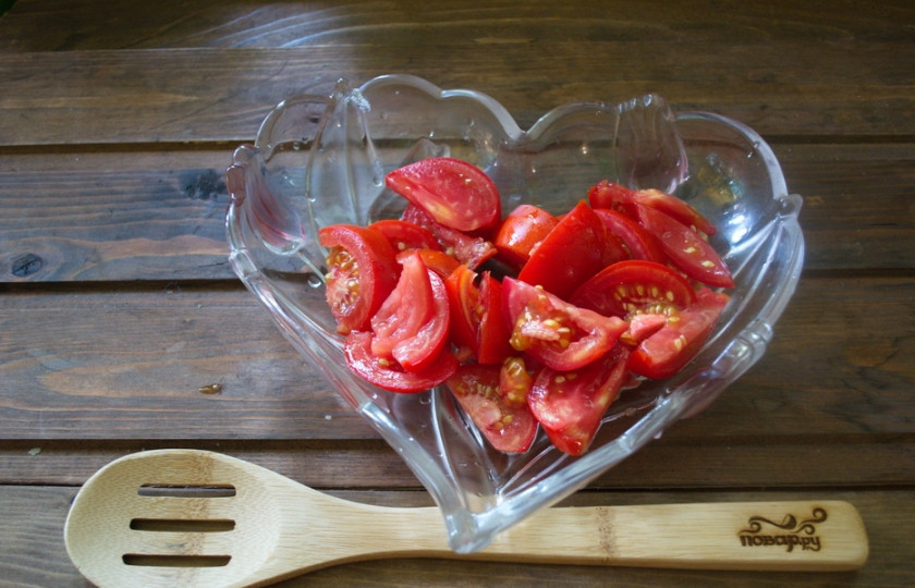 1. Этап. Помидоры с моцареллой: Свежие и упругие помидоры вымыть, удалить место плодоножки. Нарезать на кусочки. Вид нарезки выбирайте индивидуально. Кто-то любит крупно, а кто-то мелко.