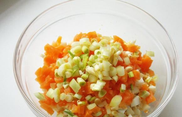 1. Этап. Салат Татьяна: 4. Зеленый лук вымыть и просушить. Белую часть нарезать небольшими кусочками и отправить в салат (зеленую можно оставить для украшения или также нарезать).