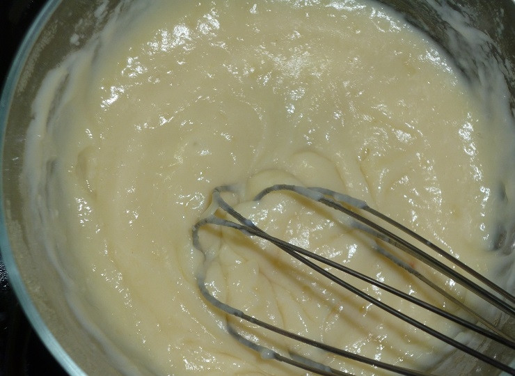 1. Этап. Торт Чародейка по ГОСТу: Теперь приготовьте крем. В сотейнике смешайте яйцо с ванилином и сахаром. Влейте к ингредиентам молоко частями, постоянно помешивая. Поставьте сотейник на огонь. Варите крем до загустения, помешивая его венчиком. В конце добавьте масло.