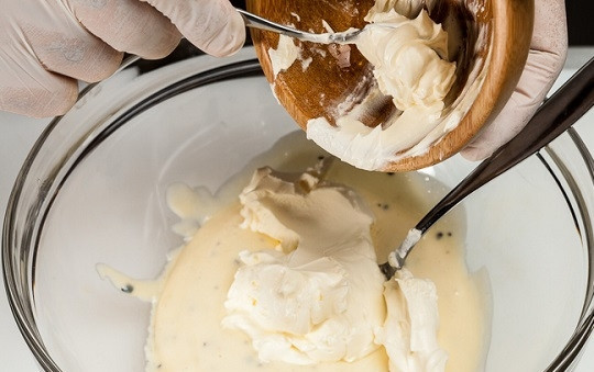 1. Этап. Сырный мусс: 7. Добавьте жирные сливки.