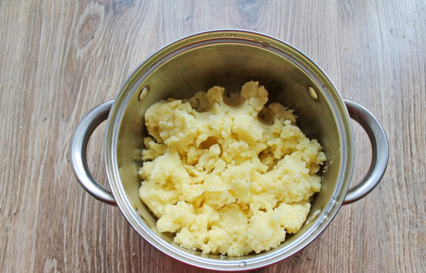 1. Этап. Зразы с ливером: Картофель вымойте и отварите в мундире до готовности. Слейте воду, очистите его и измельчите. Это можно сделать при помощи толкушки или пропустить через мясорубку. Полностью его остудите.