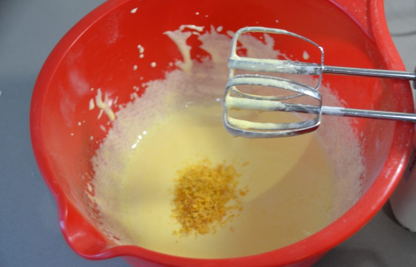 1. Этап. Мокрый бисквит: Добавьте цедру лимона.