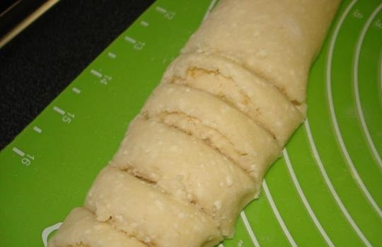 1. Этап. Творожно-песочное тесто: 7. Затем нарежьте на небольшие кусочки и выложите на противень, застеленный пергаментом. Запекайте в духовке до румяности.