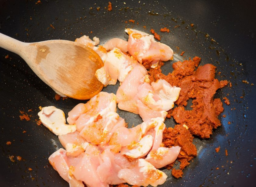 1. Этап. Као Сой: 3. Нарежьте курицу средними кусочками. Выложите их в сковороду. Готовьте всё вместе пару минут, переворачивая.