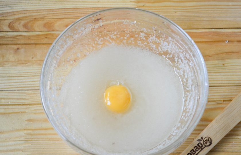 1. Этап. Свекольный кекс: По одному добавьте желтки (белки поместите в чистую и сухую миску для взбивания), влейте лимонный сок и хорошенько размешайте.