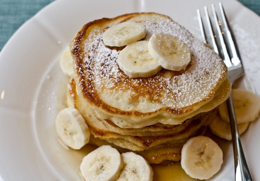 1. Этап. Банановые оладьи на молоке: 7. Выпекайте изделия с двух сторон по 1-2 минуты. Подавайте оладьи с сиропом и бананом. Приятного чаепития!