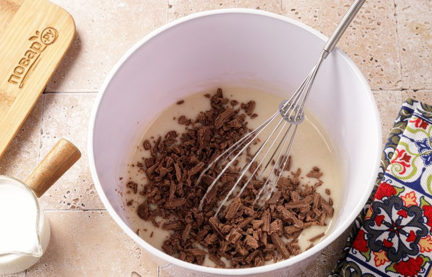 1. Этап. Кексы в аэрогриле: Добавьте нарезанный шоколад. Можно купить уже готовые шоколадные капли для выпечки или использовать обычную плитку. Я нарезаю шоколад стружкой.