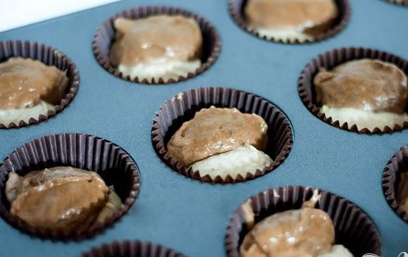 1. Этап. Банановые маффины с шоколадом: 4. В большой миске взбить миксером масло и сахар. Добавить яйца и взбить. Перемешать с ванильным экстрактом. Добавить 1/3 мучной смеси и взбить на низкой скорости. Добавить половину бананового пюре и хорошо перемешать. Добавить еще треть муки и перемешать. Добавить оставшееся банановое пюре и перемешать. Добавить оставшуюся муку и тщательно взбить тесто. Разделить тесто на 2 части, 1/4 стакана теста выложить в миску и добавить корицу с мускатным орехом, хорошо перемешать. Добавить шоколадную массу в оставшееся тесто и перемешать. Выложить 1 столовую ложку шоколадного теста в каждый бумажный вкладыш в форме, затем положить 1 столовую ложку обычного теста сверху (со специями).