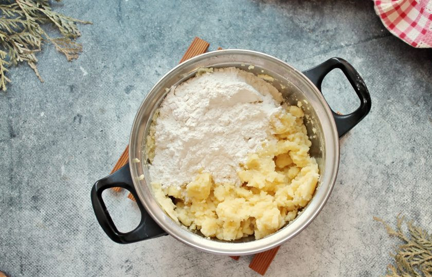 1. Этап. Кропкакор: В остывшее картофельное пюре всыпьте пшеничную муку.