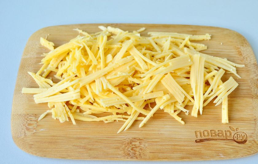 1. Этап. Салат из курицы: 4. Сыр натрите на квадратной терке. Чтобы сыр легко натирался, подержите его в холодильнике перед готовкой часа 2.