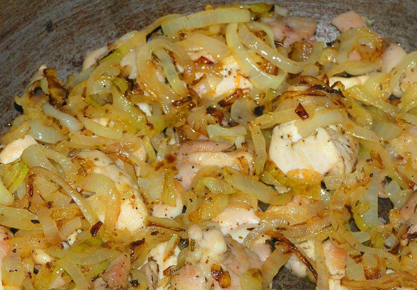 1. Этап. Гречневая каша с курицей: 1. Обжариваем куриное филе вместе с измельченным чесноком, луком, и всякими специями на ваш вкус.