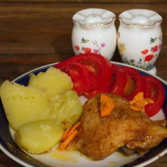 Курица с морковкой в духовке