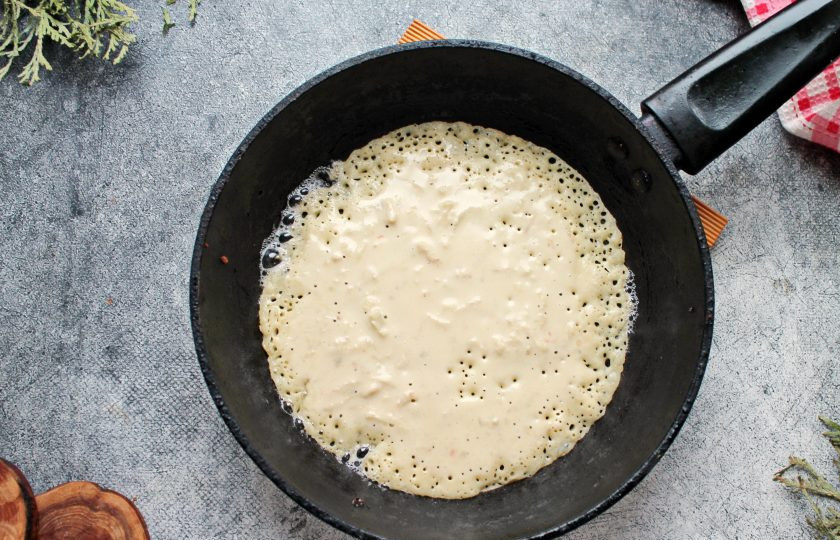 1. Этап. Блины с баклажанами: Сковороду для блинов смажьте растительным маслом и разогрейте на среднем огне. Налейте часть теста и распределите по всему дну. Обжаривайте блин с двух сторон на медленном огне до румяной корочки, примерно 1-2 минуты с каждой стороны. Они должны обжариться как обычные блинчики.
