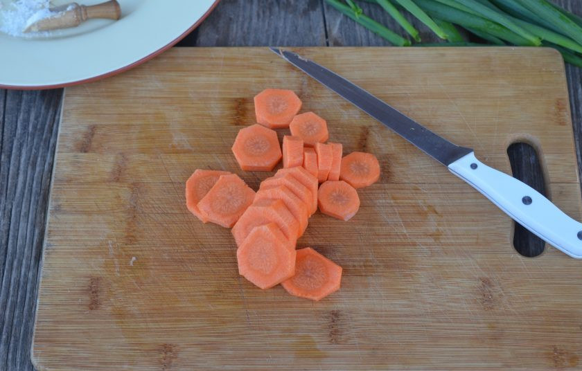 1. Этап. Салат из овощей на мангале: Морковь почистите, нарежьте кружками.