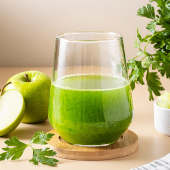 Сок с яблоком, петрушкой и сельдереем