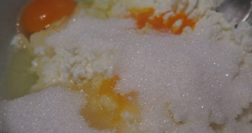 1. Этап. Сырники из прокисшего творога: 2. Смешиваем творог с яйцами, сахаром и мукой. Можно немного посолить. Теперь замешиваем 