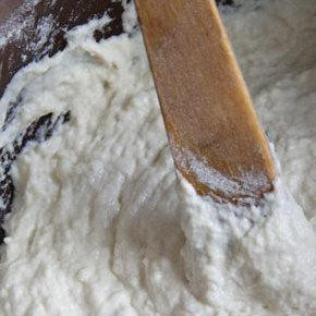 1. Этап. Вареники с картошкой и грибами: В миску просеять муку, добавить соль, сливочное масло, сметану, налить стакан горячей воды и замесить тесто.