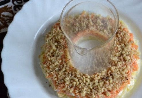 1. Этап. Гранатовый браслет салат без свеклы: Смазываем морковный слой майонезом и следующим слоем будут измельченные орехи.