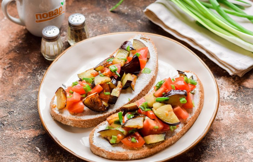 1. Этап. Бутерброды с баклажанами и помидорами: Поверх хлеба выложите приготовленные помидоры и баклажаны. Бутерброды можно подавать к столу сразу.