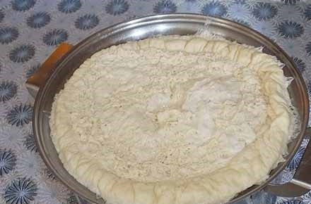 1. Этап. Пирожки с луком и яйцом на дрожжевом тесте: 7. Примерно через часик тесто обомните и дайте ему снова подойти.