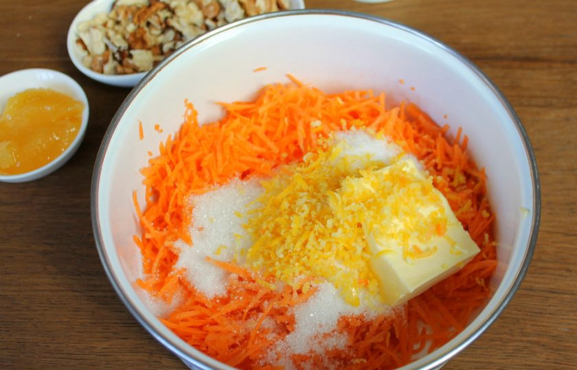 1. Этап. Морковный пирог без яиц: Снимаем цедру с лимона и высыпаем в миску.
